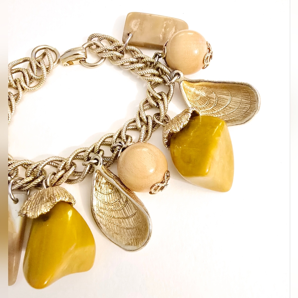 Bakelite Chunk Vintage 50s 60s chacha bracelet shell charms